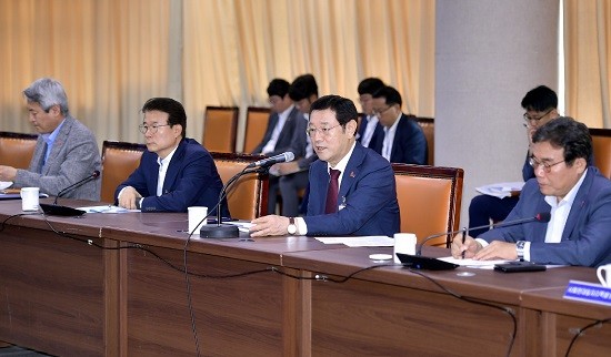이용섭 광주광역시장이 10일 오전 시청 3층 중회의실에서 화요간부회의를 주재하고 있다. ⓒ 광주광역시