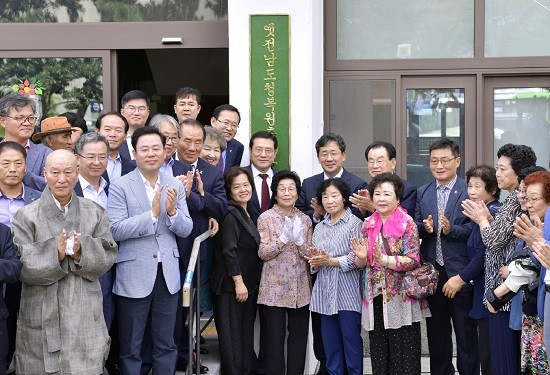 이용섭 광주광역시장이 10일 오전 동구 옛 전남도청 별관 앞에서 열린 '옛 전남도청복원추진단 현판식'에 참석해 박양우 문화체육관광부 장관, 김동찬 광주시의회 의장, 장휘국 광주시교육감, 정영일·김후식 복원대책위 상임공동위원장, 도청지킴이 어머니, 5·18단체 등 내빈들과 현판식을 하고 있다. ⓒ 광주광역시