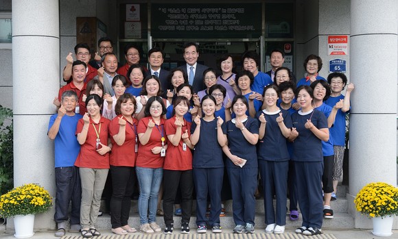 10일 세종시를 찾은 이낙연 국무총리가 추석 명절을 앞둔 요양 어르신들에게 인사하고 관계자들을 격려했다. ⓒ 세종시