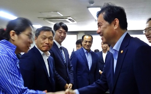 김영춘 의원은 해양수산부 장관 시절 어묵산업 발전 등 크고 작은 이슈를 모두 챙기며 열의를 보여 호평을 받았다. 사진 오른쪽이 김영춘 의원. ⓒ 부산어묵전략식품사업단