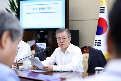문재인 대통령은 16일 수석보좌관회의에서 최근 고용동향을 비롯한 경제정책과 다음주 개최되는 유엔 총회에서 우리의 역할에 대해 언급했다. ⓒ 청와대