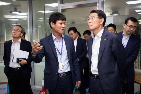 은성수 금융위원장이 17일 경기도 안성에 반도체·디스플레이 장비 제조회사 '아이원스'를 방문해 생산설비 설명을 듣고 있다. Ⓒ 금융위원회