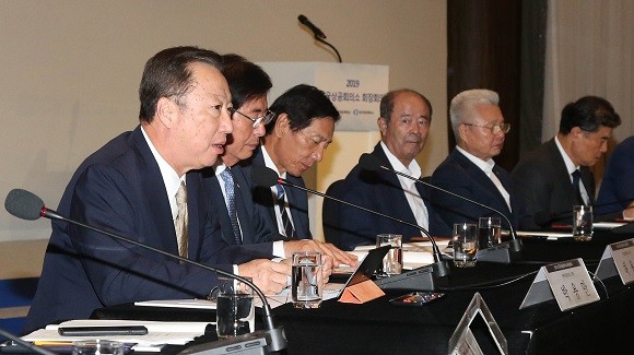 박용만 대한상공회의소 회장이 부산 파라다이스호텔에서 열린 '전국상공회의소 회장 회의'에서 인사말을 하는 모습. ⓒ 연합뉴스