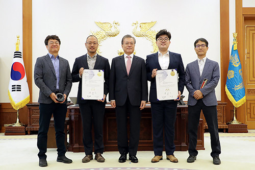 문 대통령은 "1년에 21만 건 정도 특허가 이뤄지고 있는데 그 건수로 치면 세계 4위에 해당하는 그리고 GDP 당 특허 건수로서는 세계 1위, 또 국민 1인당 특허 건수로도 세계 1위"라며 "우리가 아주 당당한 세계 4위 특허강국이 된 것"이라고 자랑스러워 했다. ⓒ 청와대