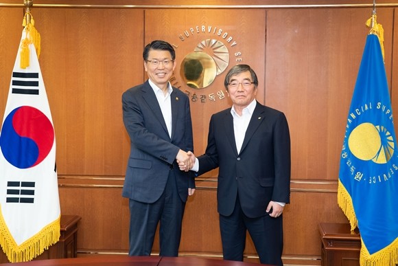 은성수 금융위원장(사진 왼쪽)과 윤석헌 금융감독원장(사진 오른쪽)이 금융감독원에서 회동을 가진 뒤 양 당국간 상호협력하기로 약속했다. ⓒ 금융위원회