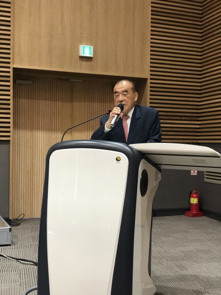 이홍훈 전 대법관(현 법무법인 화우 고문변호사)가 강연을 진행하고 있다. ⓒ 목포대학교