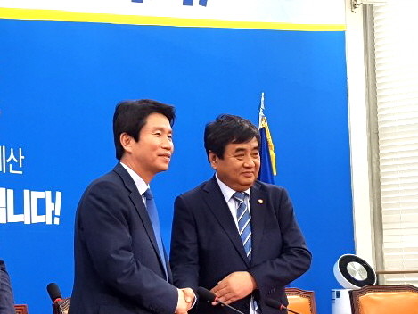 20일 더불어민주당을 방문한 한상혁 방송통신위원회 위원장(오른쪽)과 이인영 더불어민주당 원내대표가 악수하고 있다. = 황이화 기자