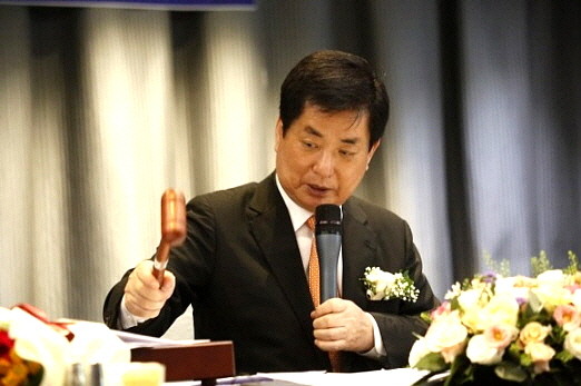 지난 20일 여의도 글래드호텔에서 개최된 연합회 임시총회에서 김재경 총회장직무대행이 1년 간 표류했던 총회를 주재하고 있다. ⓒ 직능경제인단체총연합회