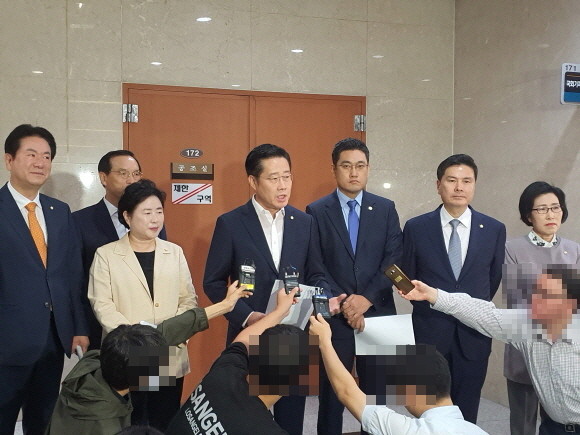 이태규 바른미래당 의원을 포함해 15명의 의원들이 기자회견 후 기자들의 질의에 대해 답변하고 있다. = 박성현 기자