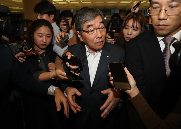 윤석헌 금융감독원장이 간담회에 들어가기 전 기자들의 질문에 대답하고 있다. ⓒ 연합뉴스