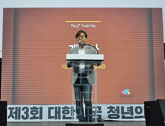 이근영 한국인터넷신문협회 회장이 지난 21일 오후 여의도공원에서 개최된 '제3회 대한민국 청년의 날'에서 개회사를 하고 있다. ⓒ 한국인터넷신문협회