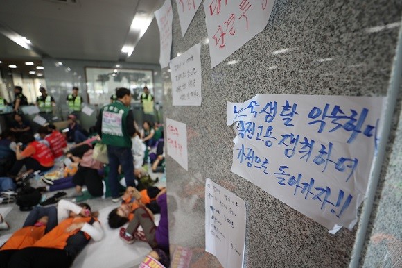 11일 오후 경북 김천시 한국도로공사 본사에서 톨게이트 요금 수납원들이 직접 고용을 요구하며 점거 농성을 진행 중이다. ⓒ 연합뉴스