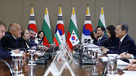 지난 1990년 한-불가리아 수교 이래 불가리아 총리로서 최초 방한한 보리소프 불가리아 총리는 27일 청와대에서 문재인 대통령과 정상회담을 가졌다. ⓒ 연합뉴스