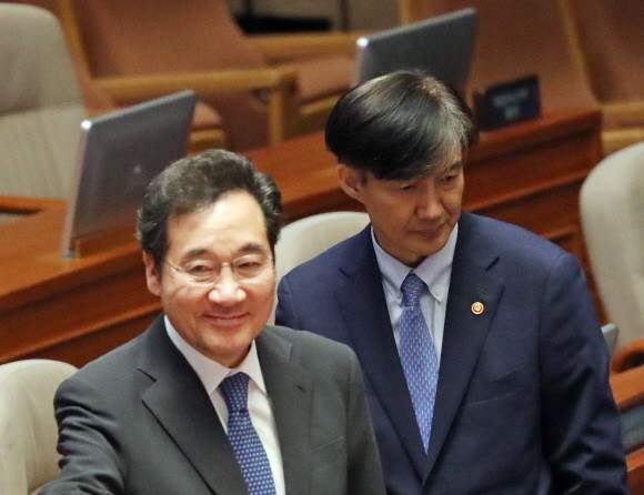 26일 국회 대정부질문에 참석한 (왼쪽부터) 이낙연 국무총리와 조국 법무부 장관. ⓒ 연합뉴스
