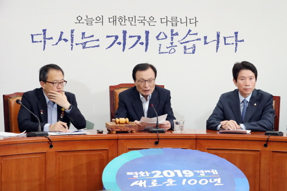 27일 더불어민주당 최고위원회의에 참여한 (왼쪽부터) 박주민 최고위원, 이해찬 대표, 이인영 원내대표. ⓒ 연합뉴스
