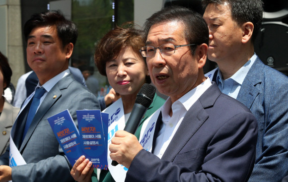 지난 5월 서울 영등포구 여의도 일대에서 소상공인 간편결제 서비스인 제로페이 홍보 캠페인을 하며 발언하고 있는 박원순 서울시장. ⓒ 연합뉴스