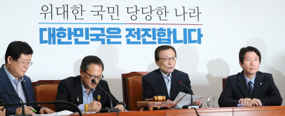 이해찬 더불어민주당 대표(오른쪽 두번째)가 30일 오전 국회에서 열린 최고위원회의에서 발언하고 있다. 배경에는 '위대한 국민 당당한 나라, 대한민국은 전진합니다'라는 새 슬로건이 적시 돼 있다. ⓒ 연합뉴스