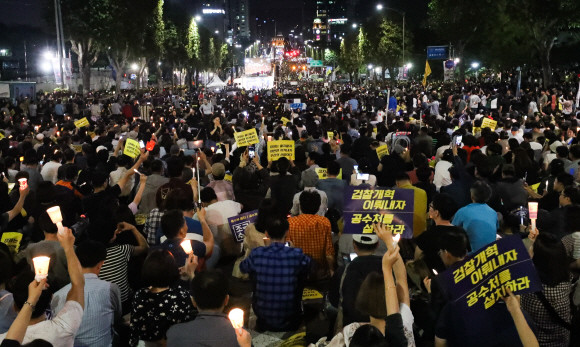 28일 오후 서울 서초구 서초동 중앙지검 앞에서 열린 검찰 개혁 촛불 문화제에서 참석자들이 구호를 외치고 있다. ⓒ 연합뉴스