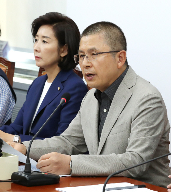 황교안 자유한국당 대표(오른쪽)가 30일 오전 국회에서 열린 최고위원회의에서 발언하고 있다. ⓒ 연합뉴스
