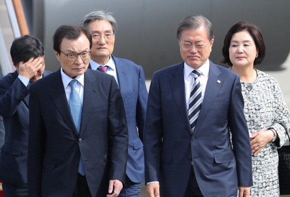미국 일정을 마치고 귀국한 문재인 대통령이 26일 오후 서울공항에서 이해찬 더불어민주당 대표와 함께 이동하고 있다. ⓒ 연합뉴스