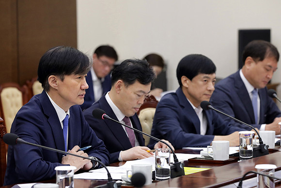 10월1일 소환 조사가 진행되는 조국 법무부 장관은 지난달 30일 법무부 장관으로 취임 후 처음으로 문재인 대통령을 만나 업무보고를 진행했다. ⓒ 청와대