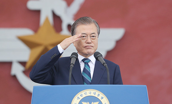 문재인 대통령은 역대 대통령 처음으로 대구에서 '국군의 날' 기념행사를 열고 "평화는 지키는 것이 아니라 만들어 내는 것"이라고 강조했다. ⓒ 연합뉴스