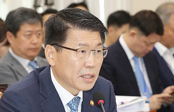 은성수 금융위원장이 4일 오전 국회에서 열린 정무위 국정감사에서 의원 질의에 답변하고 있다. ⓒ 연합뉴스
