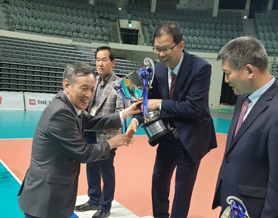 오한남 대한민국배구협회장이 지난 9일 제100회 전국체육대회 종합우승을 차지한 서울시배구협회 김광열 회장에게 종합우승 트로피를 전달하고 있다. ⓒ 서울시배구협회