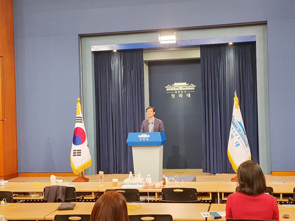 이호승 청와대 경제수석은 일본 수출규제와 관련해 "완전한 원상회복이 되지 않는 한 수출규제와 관련한 협의는 해결책이 아니다"고 말했다. = 김경태 기자