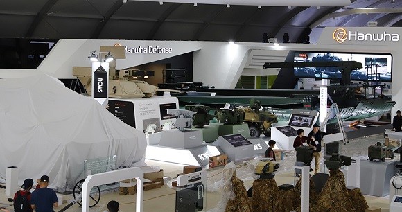 한화 방산계열사 서울 국제 항공우주 및 방위산업전시회(Seoul ADEX 2019) 부스 전경. ⓒ 한화