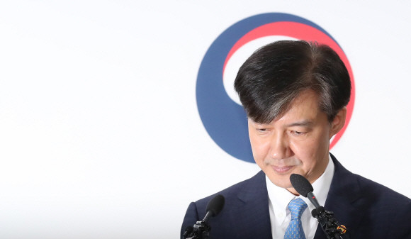 조국 법무부 장관이 14일 오전 경기도 정부과천청사에서 특수부 축소 등을 주요 내용으로 하는 검찰개혁안을 발표하기 위해 마이크 앞에 서고 있다. ⓒ 연합뉴스