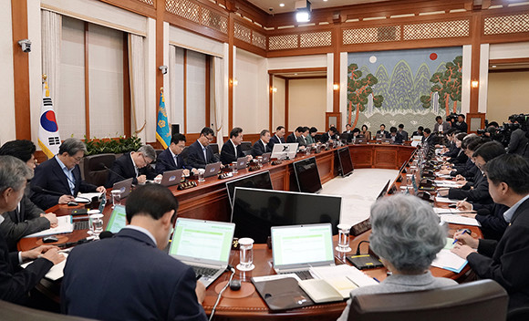 문재인 대통령은 조국 법무부 장관의 사퇴에 대해 안타까운 심정을 토로하고, 검찰개혁을 끝까지 이뤄내겠다고 밝혔다. ⓒ 청와대