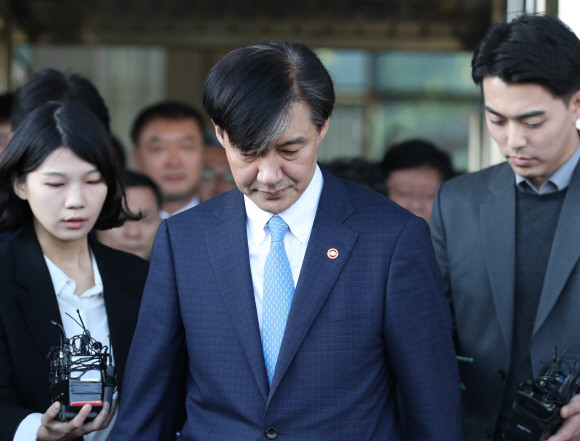 전격적으로 사의를 밝힌 조국 법무부 장관이 14일 오후 정부과천청사 법무부를 나서고 있다. ⓒ 연합뉴스