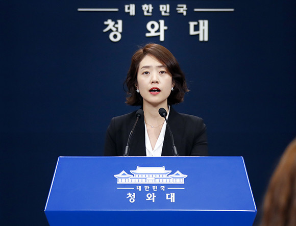 고민정 청와대 대변인은 15일 백브리핑에서 이날 대통령의 일정 중 미래차 일정을 언급하며, 지난 14일 국감 자료를 기반으로 작성된 보도에 대해 해명했다. ⓒ 연합뉴스