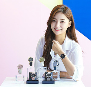 비보무브 시리즈는 실물 시곗바늘이 적용된 전통 아날로그 화면과 최신 아뮬레드 터치스크린 디스플레이가 동시 적용됐다. ⓒ 가민
