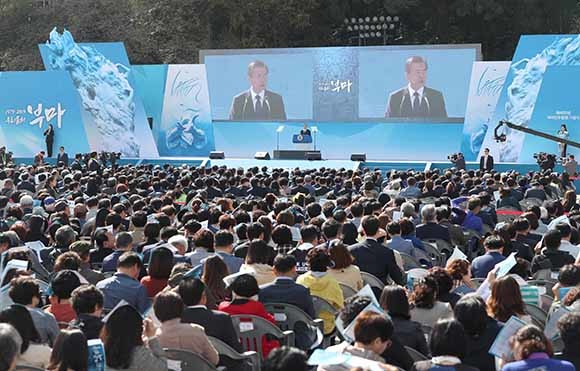 '제40주년 부마민주항쟁 기념식'에는 각계 대표와 부마민주항쟁 관련자 및 가족, 일반시민, 학생 등 3000여명이 참석했다. ⓒ 연합뉴스