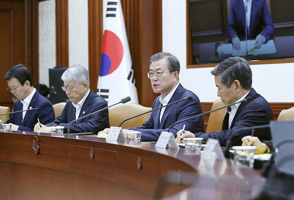 문재인 대통령은 17일 정부서울청사에서 경제장관회의를 갖고, 김용범 기재부 차관의 경제동향 보고를 비롯해 고용노동부 장관의 '주52시간 근로제 및 고용동향', 농식품장관의 '아프리카돼지열병' 등과 관련된 보고를 받았다. ⓒ 연합뉴스