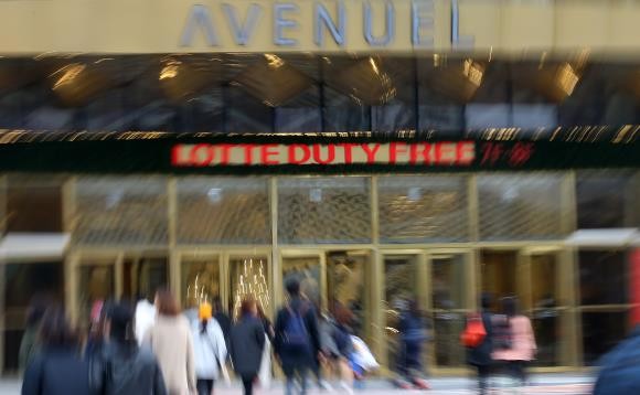 신동빈 롯데그룹 회장이 17일 대법원에서 뇌물공여 혐의에 대해 집행유예를 확정 받으면서 롯데면세점 월드타워점의 사업권 유지 여부에도 관심이 쏠린다. ⓒ 연합뉴스