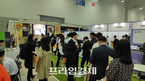 AI취업준비관에는 VR가상면접 및 AI자기소개서 컨설팅 서비스를 받기 위해 문전성시를 이뤘다. = 김동운 기자