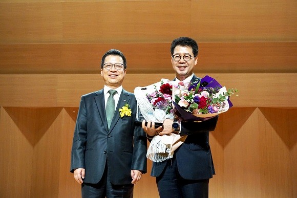 SK네트웍스가 2019년 KCGS 우수기업 시상식에서 ESG 평가 '최우수기업' 표창을 받았다. ⓒ SK네트웍스