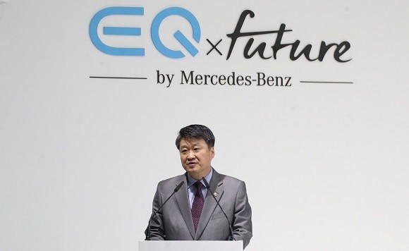 김학도 중소벤처기업부 차관이 22일 메르세데스-벤츠 'EQ-Future' 전시관에서 개관기념 축사하고 있다. ⓒ 연합뉴스