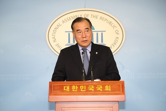 이개호 국회의원이 22일 국회 정론관에서 한빛원전 3·4호기 공극과 관련해 원안위의 대책마련을 촉구하는 기자회견을 하고 있다. ⓒ 이개호 의원실