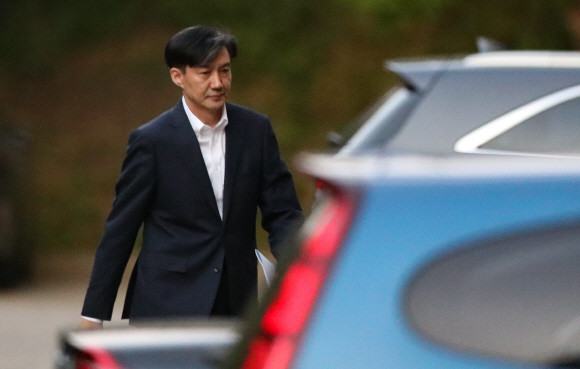 조국 전 법무부 장관이 어두운 표정으로 걷고 있다. ⓒ 연합뉴스
