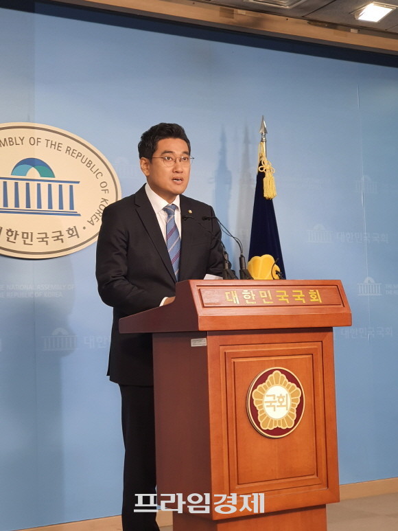 오신환 바른미래당 원내대표는 24일 기자회견장에서 손학규 대표의 당비 대납의혹과 관련해 중앙선관위의 수사 촉구를 주장했다. = 박성현 기자