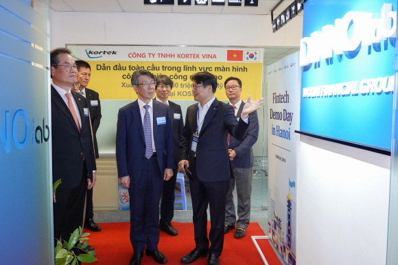 최훈 상임위원이 우리금융 '디노랩' 시설 설명을 듣고 있다. 사진 왼쪽부터 이동연 우리 FIS 대표이사, 최훈 금융위 상임위원, 송민택 우리금융 부장. Ⓒ 금융위원회