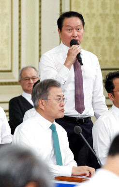 최태원 SK그룹 회장이 SK하이닉스 등의 투자 활성화를 위해서라도 지배구조 중심 부분에 손을 댈 수 있다는 지적이 나온다. 사진은 문재인 대통령과 기업인들과의 대화에서 마이크를 잡은 최 회장의 모습. ⓒ 연합뉴스