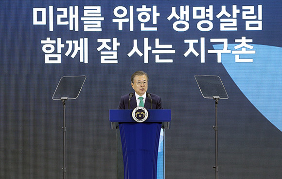 문 대통령은 "'새마을운동'이 생명, 평화, 공경을 바탕으로 한 새마을운동 대전환계획이 추진되고 있다"고 격려하며 "'새마을운동'이 과거에 그치지 않고 살아있는 역사가 되기 위해 새마을지도자가 부강한 나라, 정의로운 나라 건설에 다시 한 번 앞장서 달라"고 당부했다. ⓒ 연합뉴스