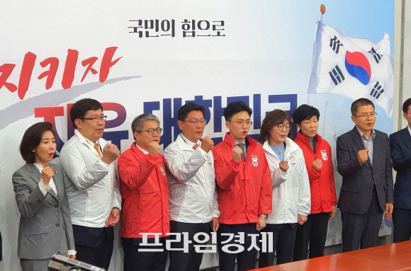 자유한국당은 31일 자유한국당 영입인재 환영식에서 경제전문가 3명을 포함해 8명을 영입했다고 발표했다. = 박성현 기자