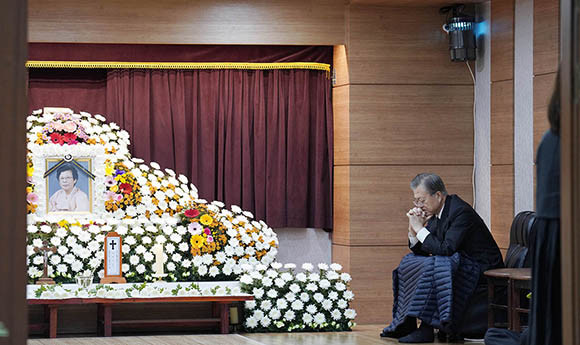 김정은 북한 국무위원장은 강한옥 여사 별세에 대해 깊은 추모와 애도의 뜻을 나타내는 조의문을 문 대통령에게 전달했다. ⓒ 청와대