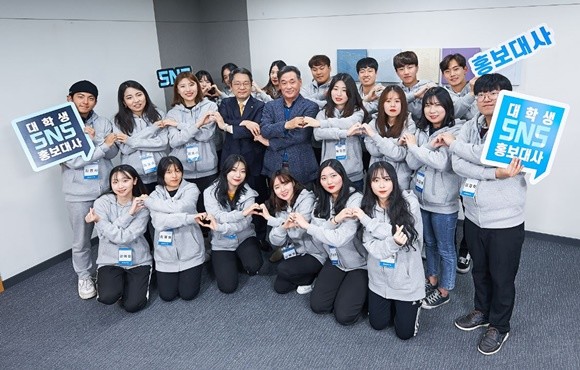지난 1일 서울 여의도 사무실에서 'JB금융그룹 대학생 SNS 홍보대사 1기 발대식'을 갖고 기념 사진을 찍고 있다. Ⓒ JB금융그룹